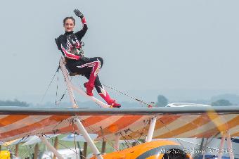 A waving wing walker!